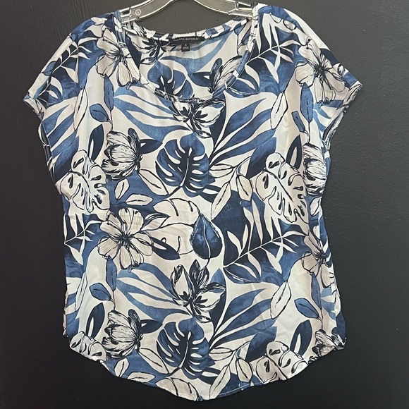 Banana Republic Tops - Banana Republic Blue and White Tropical Print Cap Sleeve Top